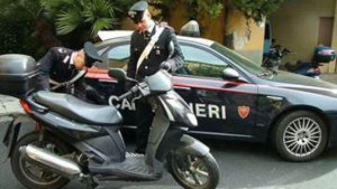 Aggredisce carabinieri perché fermano il figlio senza patente
