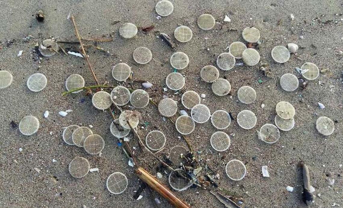 Dischetti di plastica sulle coste, sigilli al depuratore di Paestum