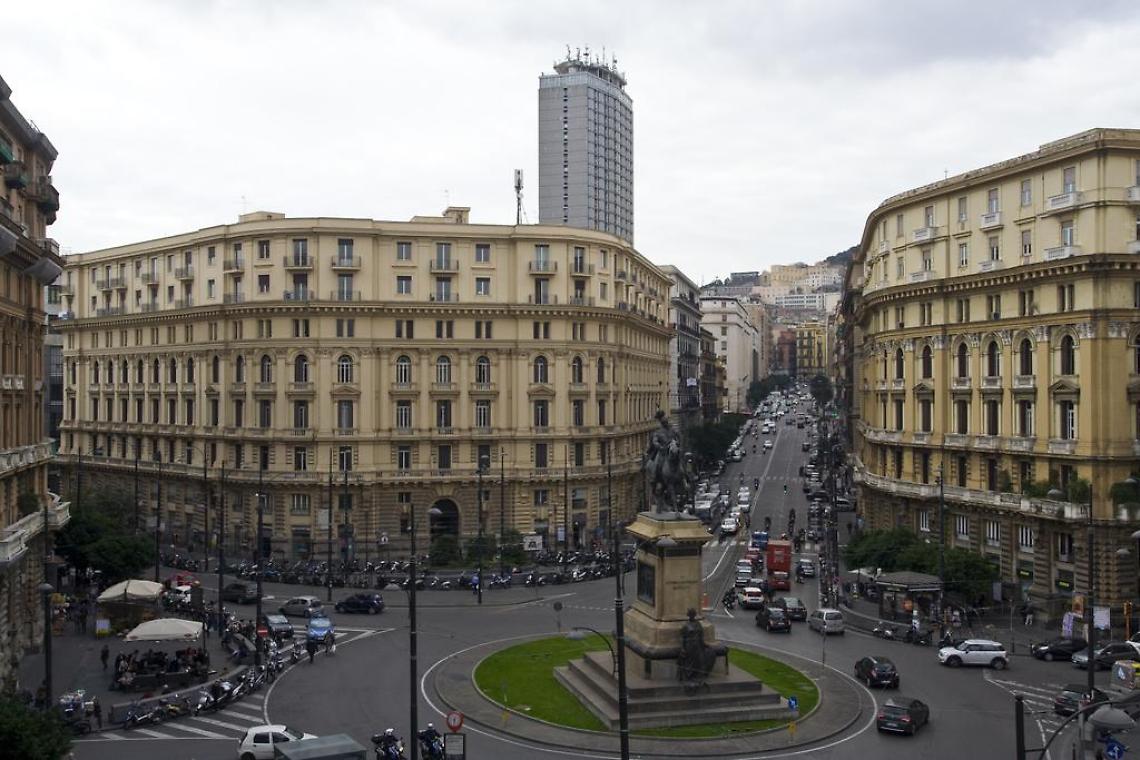 Trolley sospetto a piazza Borsa, allarme rientrato: traffico in tilt