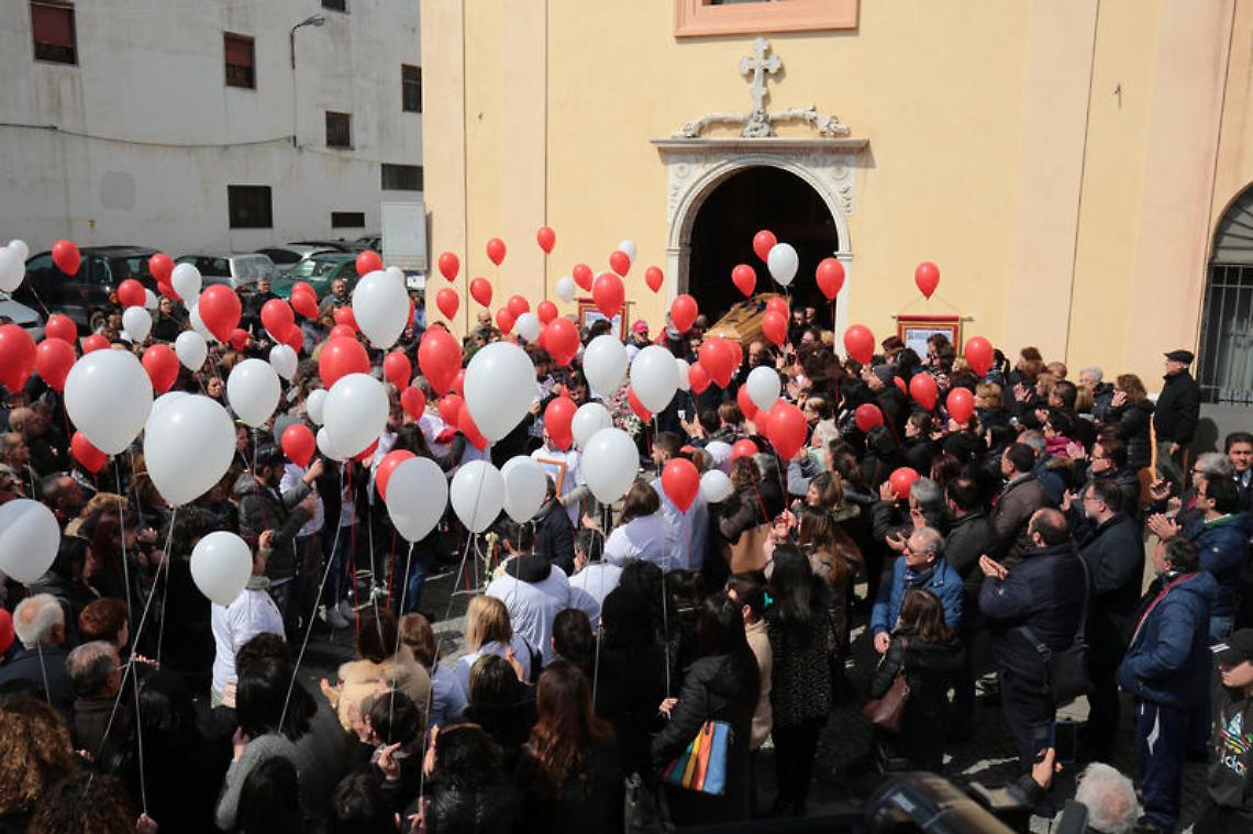 Palloncini rossi e bianchi per l'addio a Imma, ammazzata dal marito