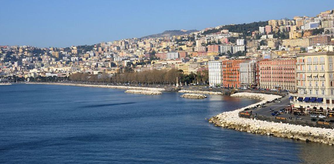 Sotto le nuvole: dietro le quinte di Napoli