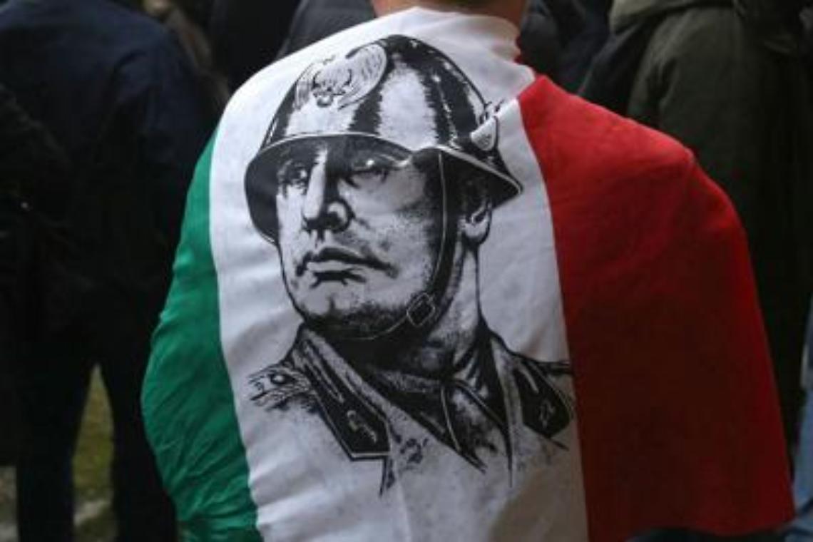 Immagini del Duce su Palazzo Venezia