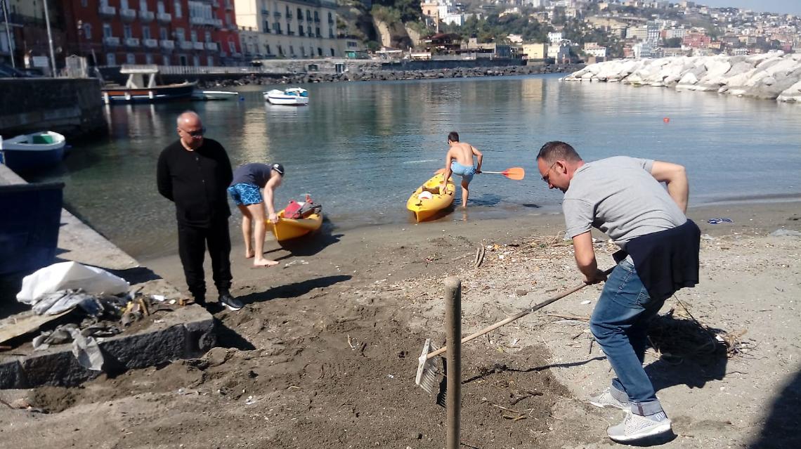 Riva Fiorita, dopo il mare verde Verdi e residenti ripuliscono la spiaggia