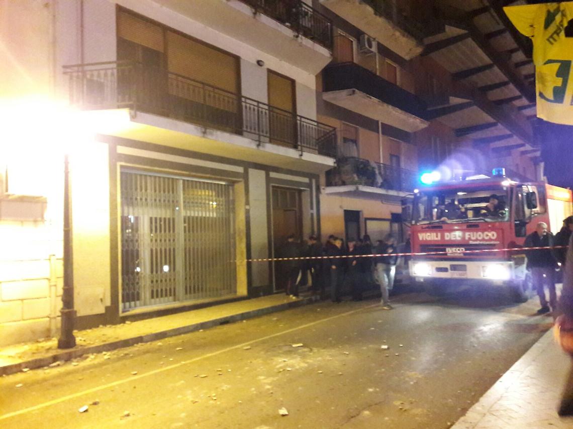 Esplosione in casa a Frascati, muoiono padre e figlio. Ferita la madre. Forse è stata una fuga di gas