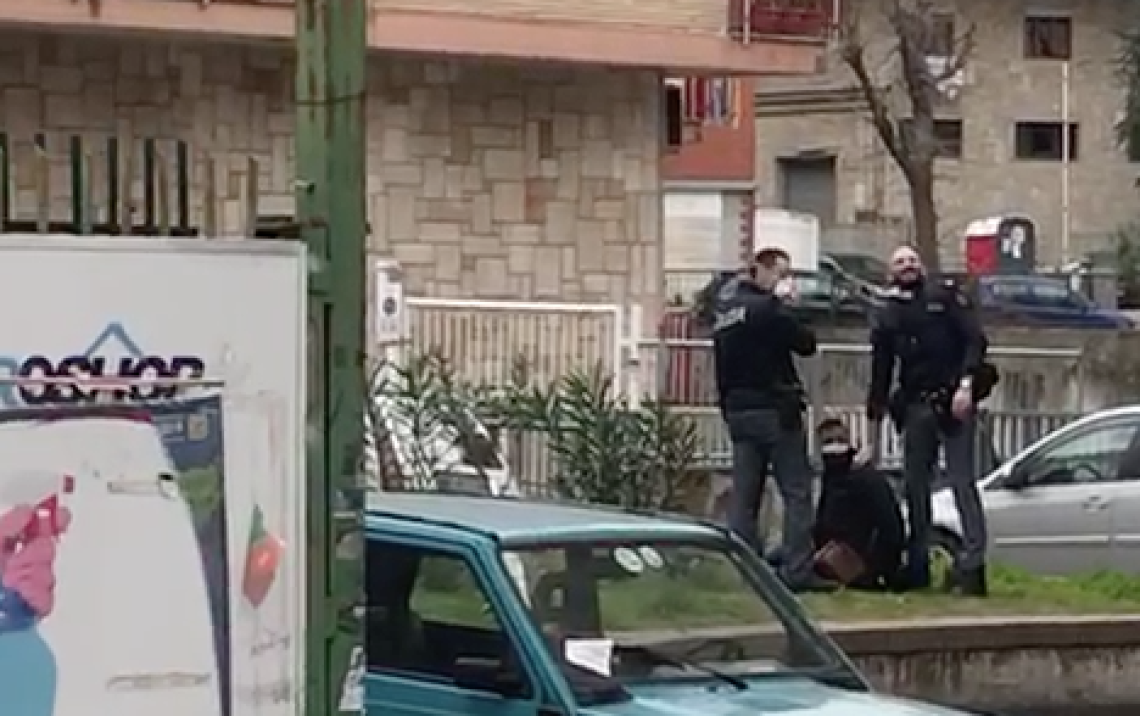 Scippatore arrestato ai Colli Aminei, applausi dai balconi alla polizia
