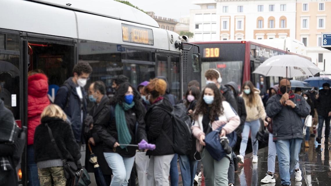 De Luca: mantenere obbligo mascherina sui mezzi di trasporto