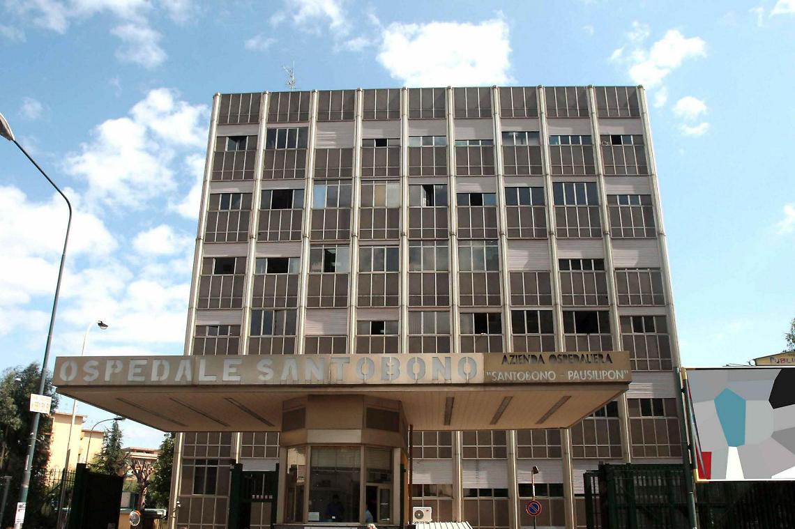 Bimba di 10 anni cade dal balcone: «I genitori non si sono accorti di nulla»