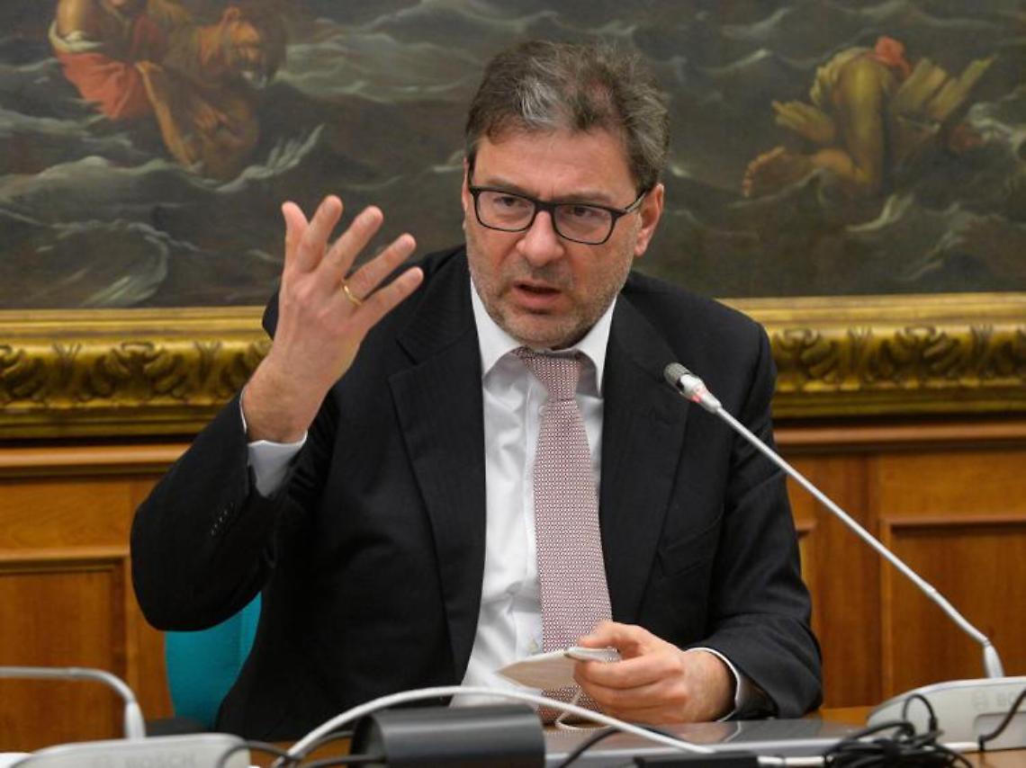 Caro energia, Giorgetti: «In arrivo decreto emergenza»