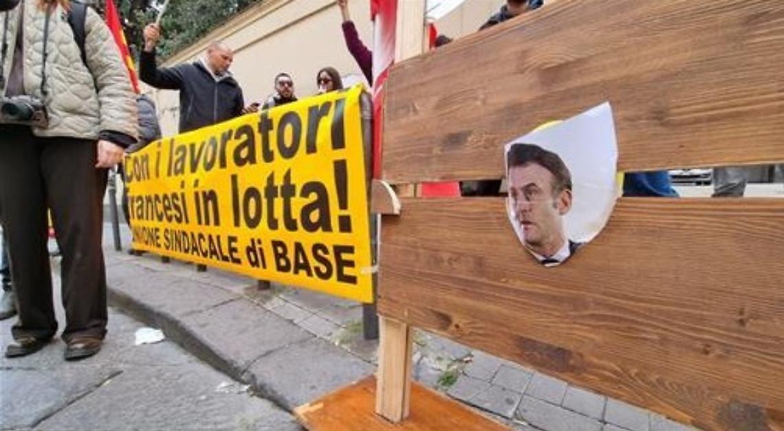 Protesta davanti al consolato francese, attivisti con la ghigliottina
