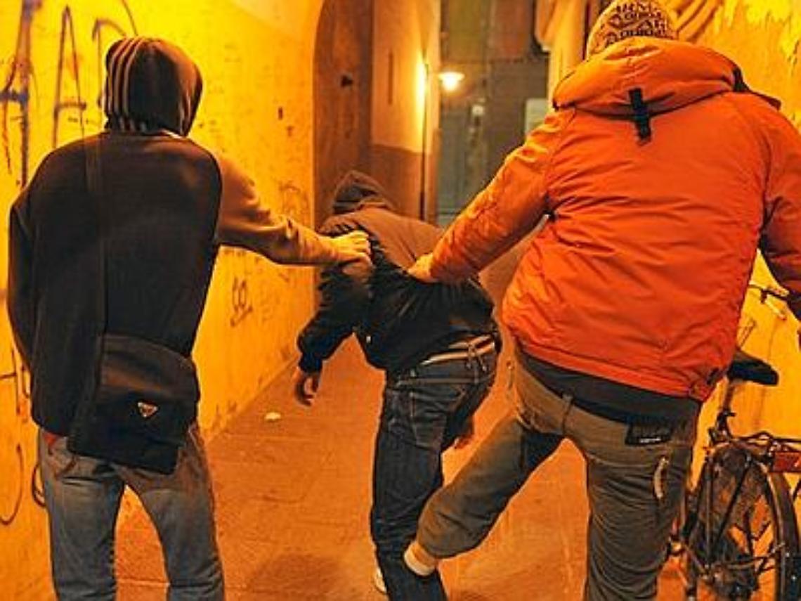Rissa tra 2 gruppi di giovani: un 16enne ferito