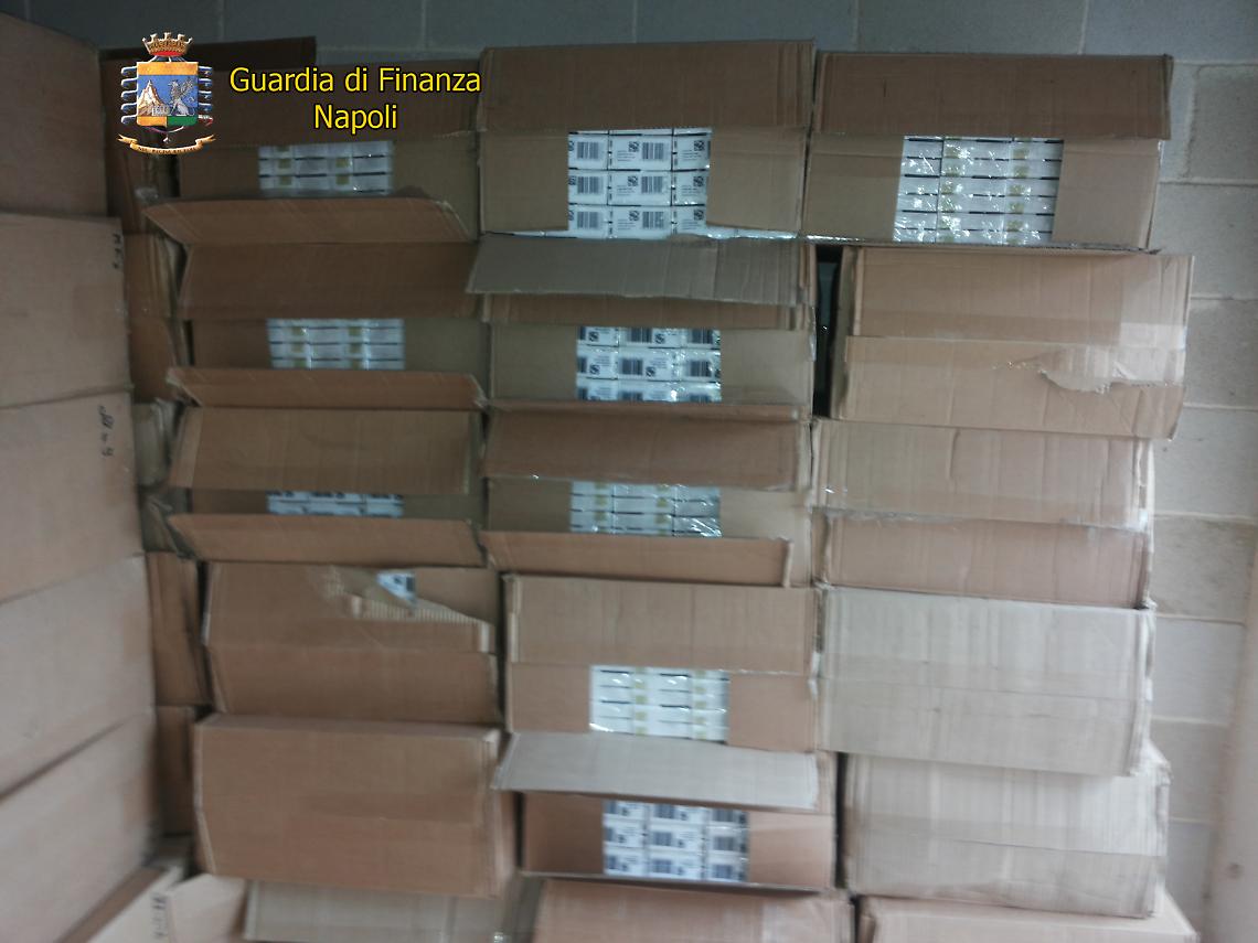 Acerra, arrestati cinque contrabbandieri: sequestrati oltre 500 chili di sigarette