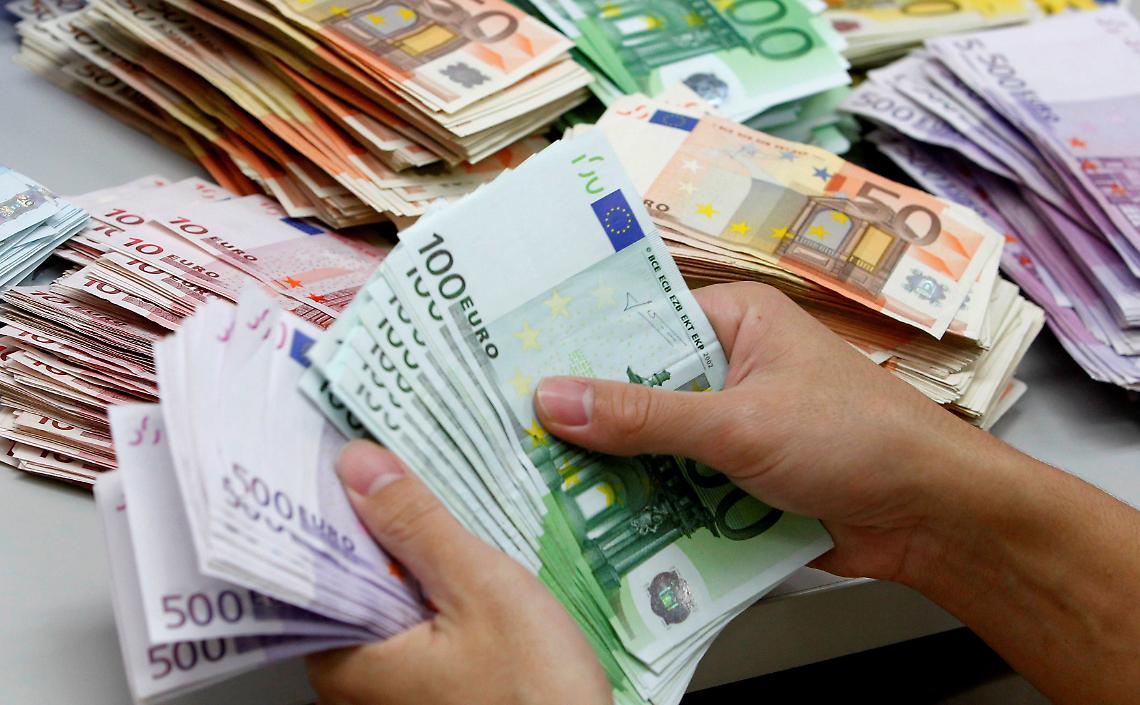 Auto rubata, armi, e migliaia di euro nascosti in casa: nei guai padre e figlio a Marano