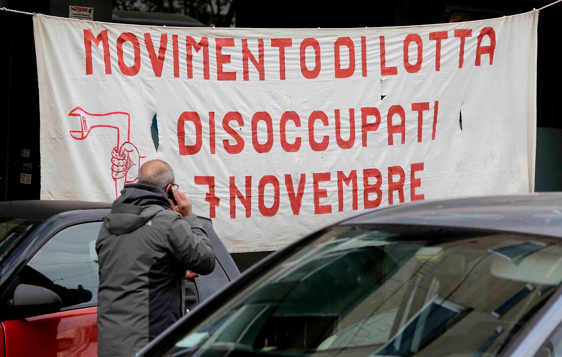 Protesta dei due ex lavoratori della Fca: gli operai scendono dal campanile