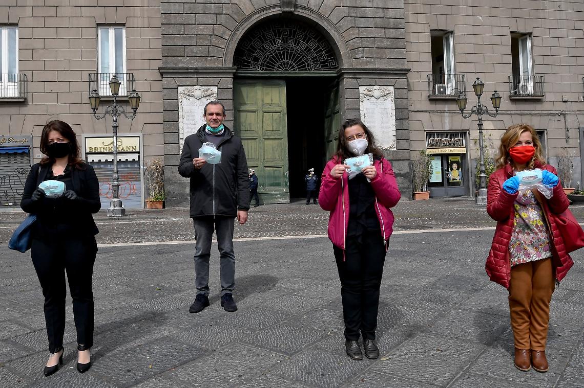 Coronavirus, a Napoli 200 mascherine trasparenti per i sordi