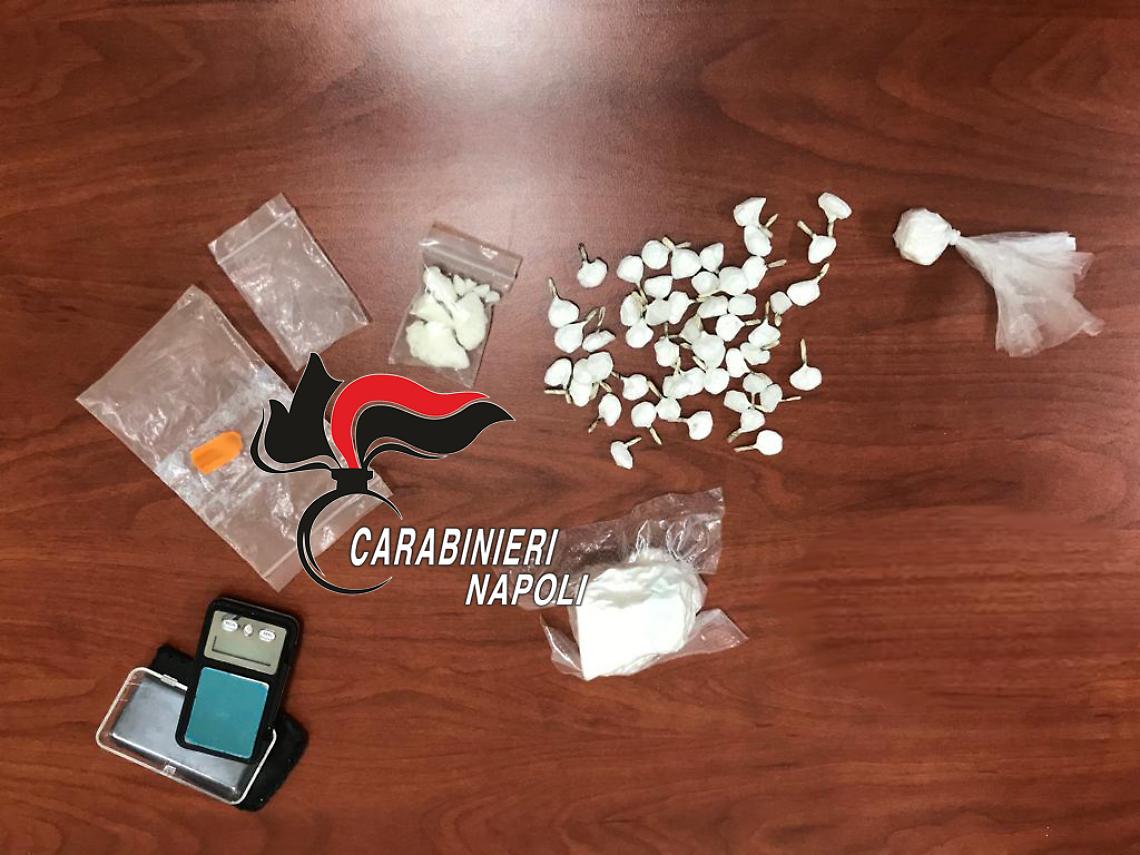 Qualiano, prova a disfarsi della droga: preso uomo vicino al clan Pianese