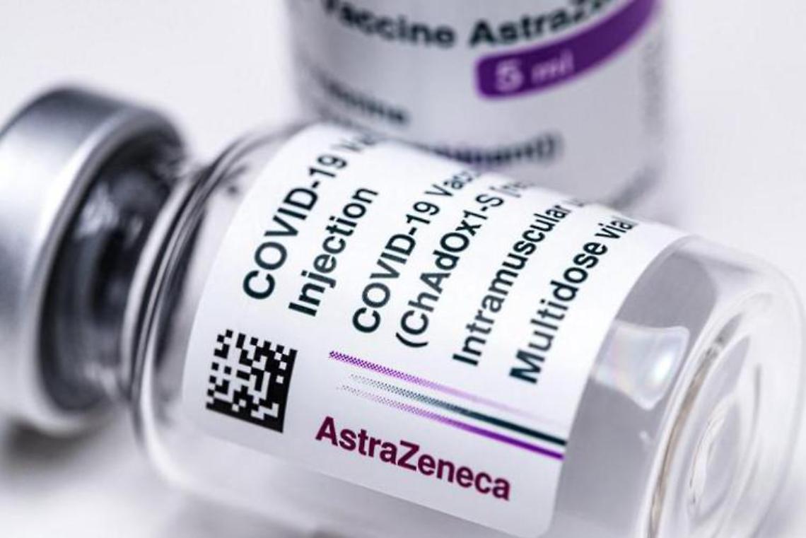 AstraZeneca, ok seconda dose. Trombosi e effetti collaterali, news da Ema