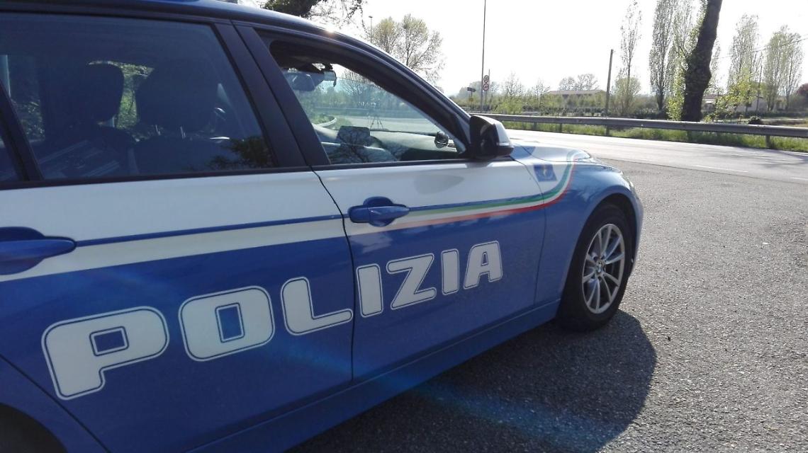 Napoli, sottraevano auto a società di noleggio per rivenderle in Nord Africa: 13 arresti