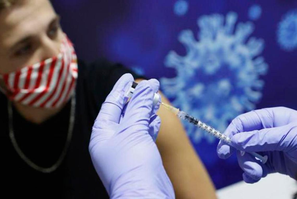 Pfizer e AstraZeneca, una dose di vaccino abbatte rischio covid