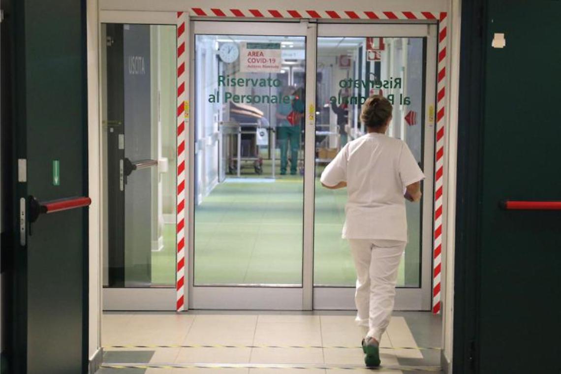 Covid Italia, Iss: "Aumentano reinfezioni: donne, giovani e sanitari più a rischio"