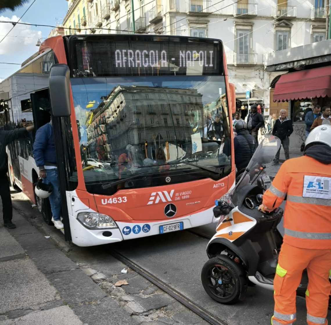 Richiama passeggeri molesti, aggredito autista di bus