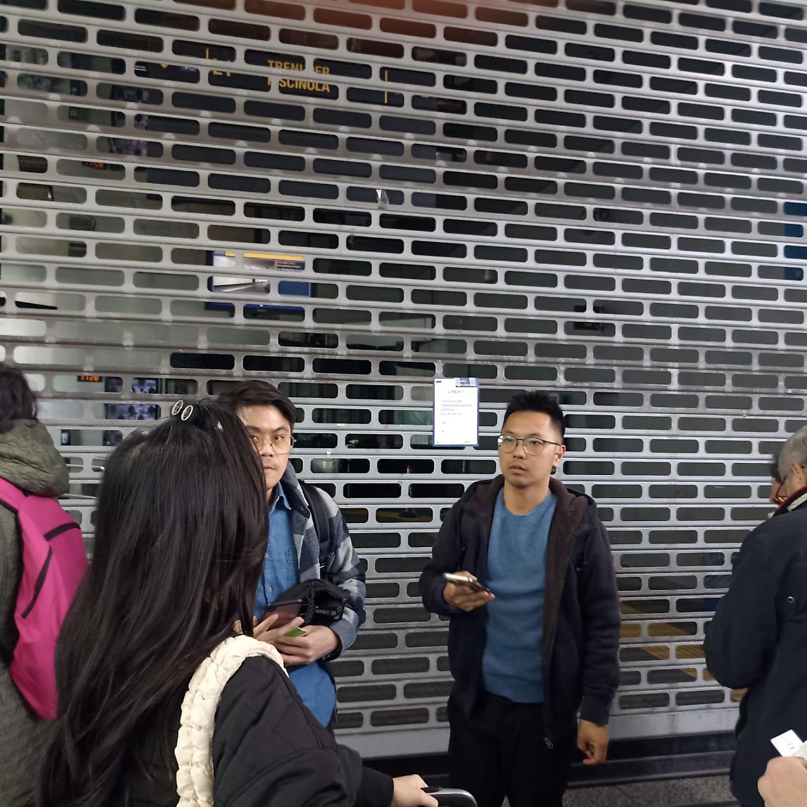 Stop alla linea 1 del metropolitana: turisti e cittadini inferociti