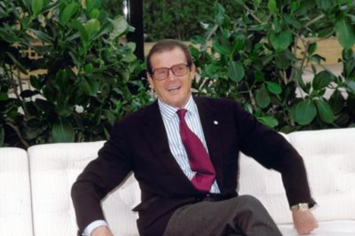 Addio a Roger Moore