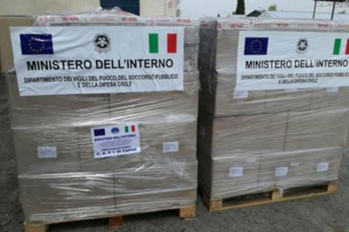 Emergenza lenzuola a Napoli, dal Viminale 2.500 completi letto. De Luca: Salvini le regali ai balconi, c'è richiesta record