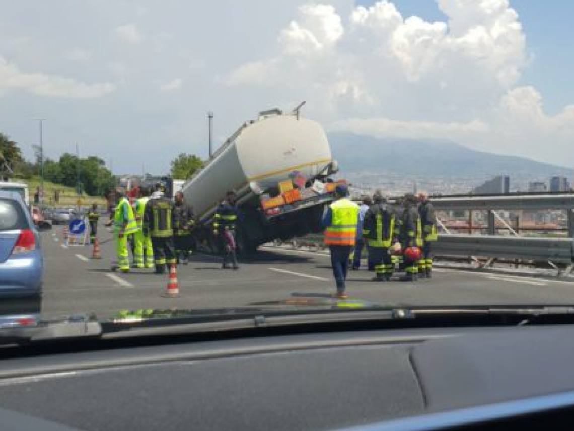 Autocisterna di gasolio si sgancia, traffico in tilt sulla Tangenziale