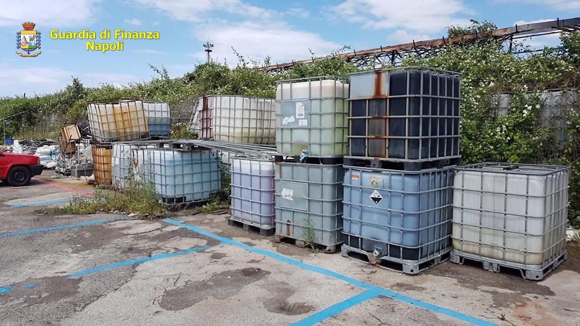 Cercola, imbottigliavano detergenti spacciati per disinfettanti