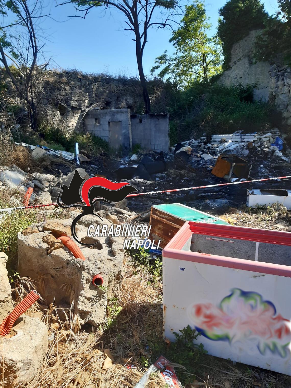 Giugliano, lastre di eternit tra i rifiuti nella discarica abusiva