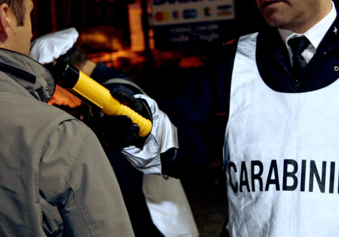 Rifiuta alcol test e aggredisce carabinieri, arrestato
