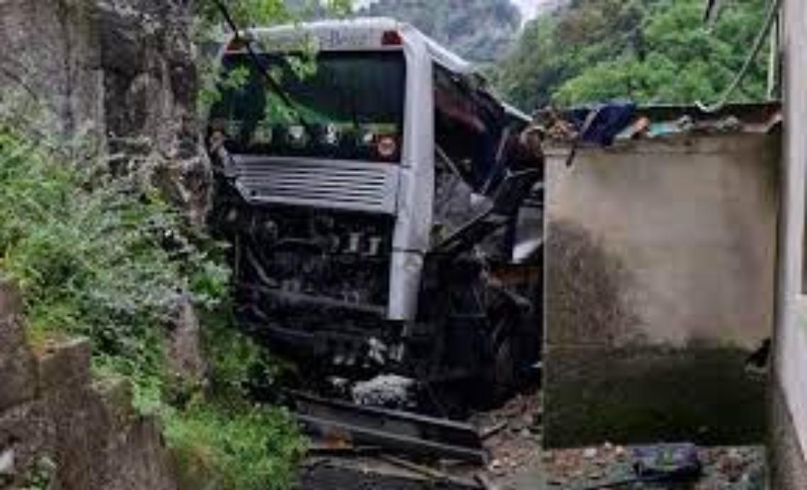 Bus precipitato a Ravello, in corso le operazioni di recupero