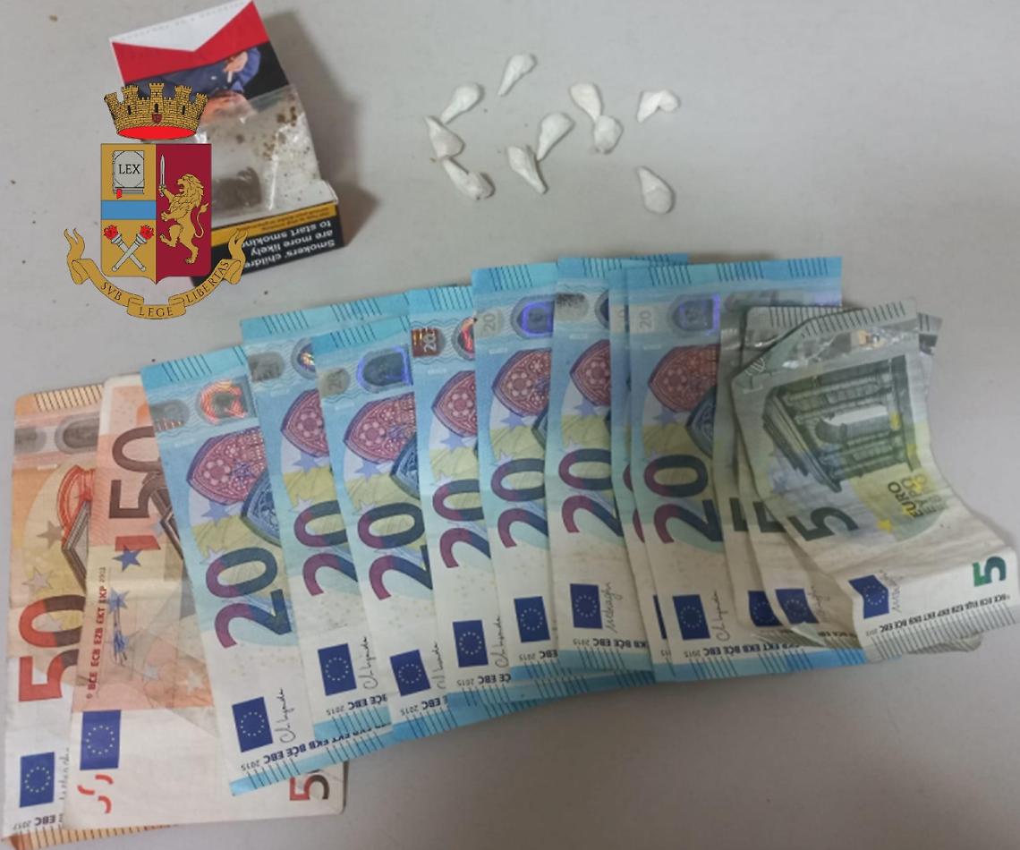 Spaccio in piazza, bloccato pusher