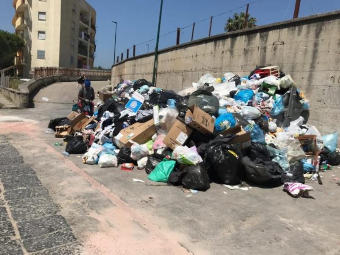 Pianura, i cittadini in rivolta contro la monnezza, la Municipalit&agrave;: &laquo;Siamo sommersi dai rifiuti&raquo;