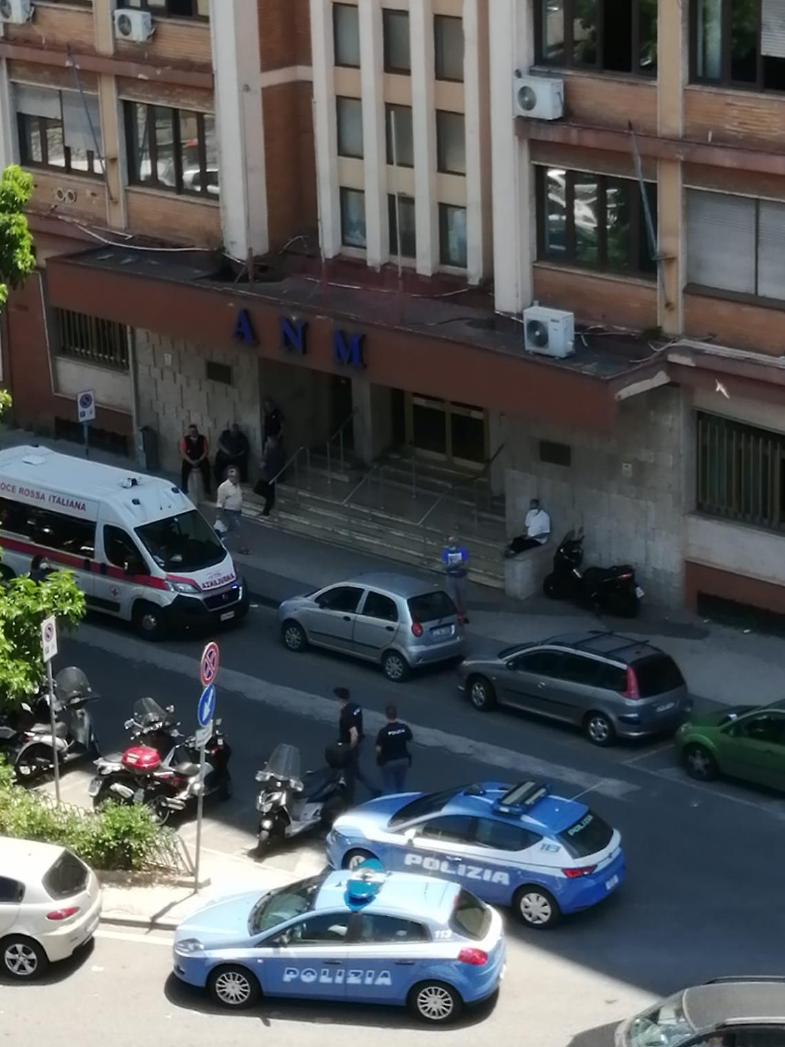 Dipendente Anm e vigilante aggrediti da utente 
