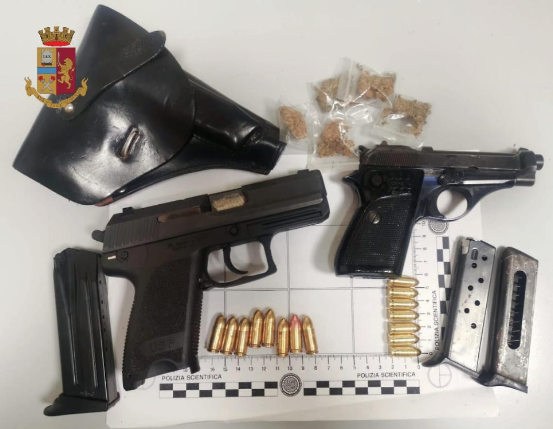 Nascondeva in casa due pistola, arrestato