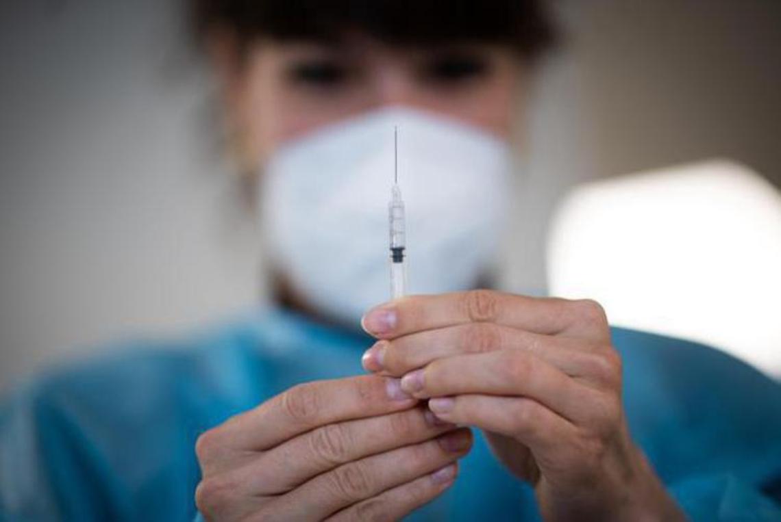 Covid Italia, Viola: «Omicron 5 dilaga, abbassare età quarta dose a 60 anni»