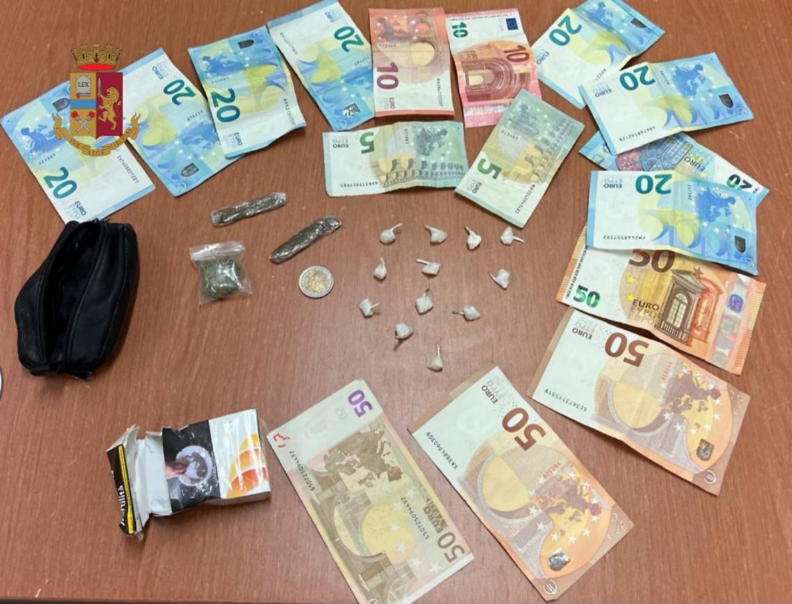 Sorpresi a spacciare, due pusher arrestati a Scampia