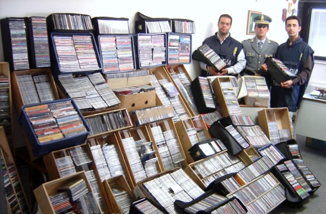 Cd e dvd ai Mazzarella, sequestro da 96mila euro