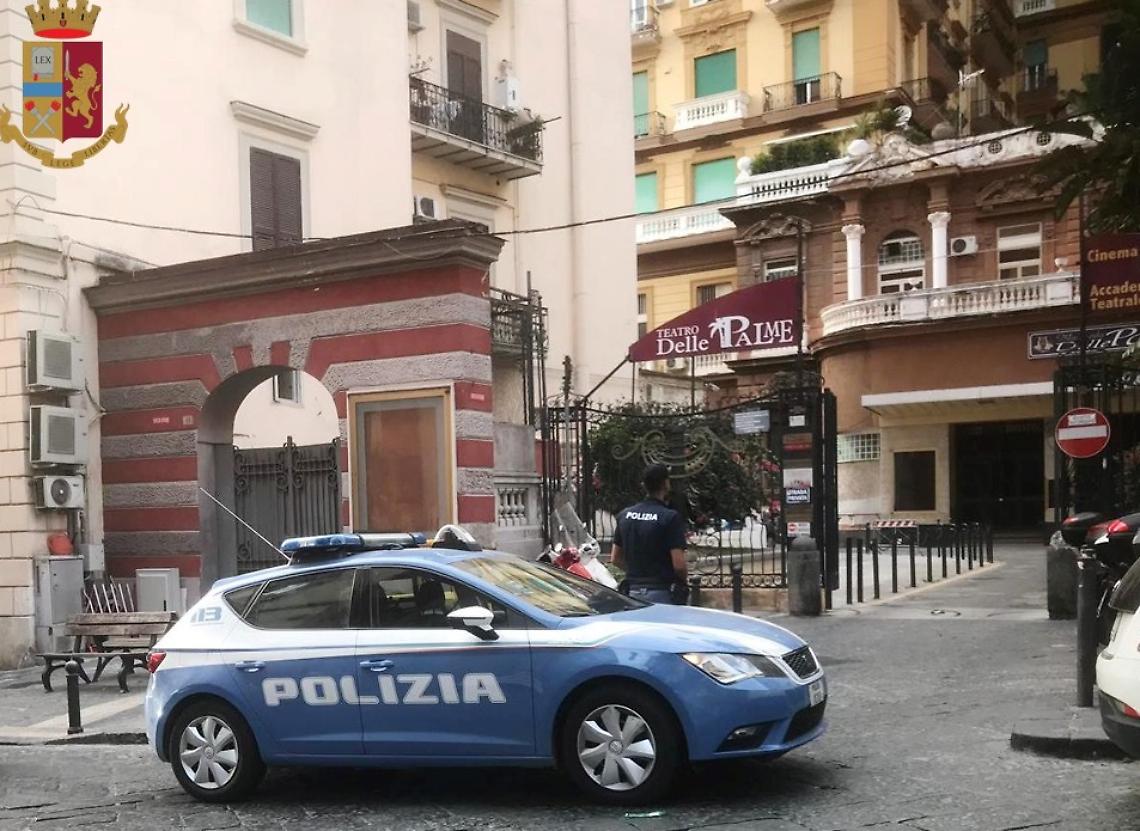 Via Vetriera, parcheggiatori abusivi denunciati dalla polizia: multe per 120 tra auto e moto