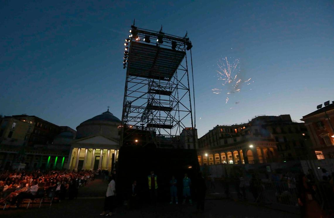 “Tosca”, un minuto di interruzione per i fuochi d’artificio