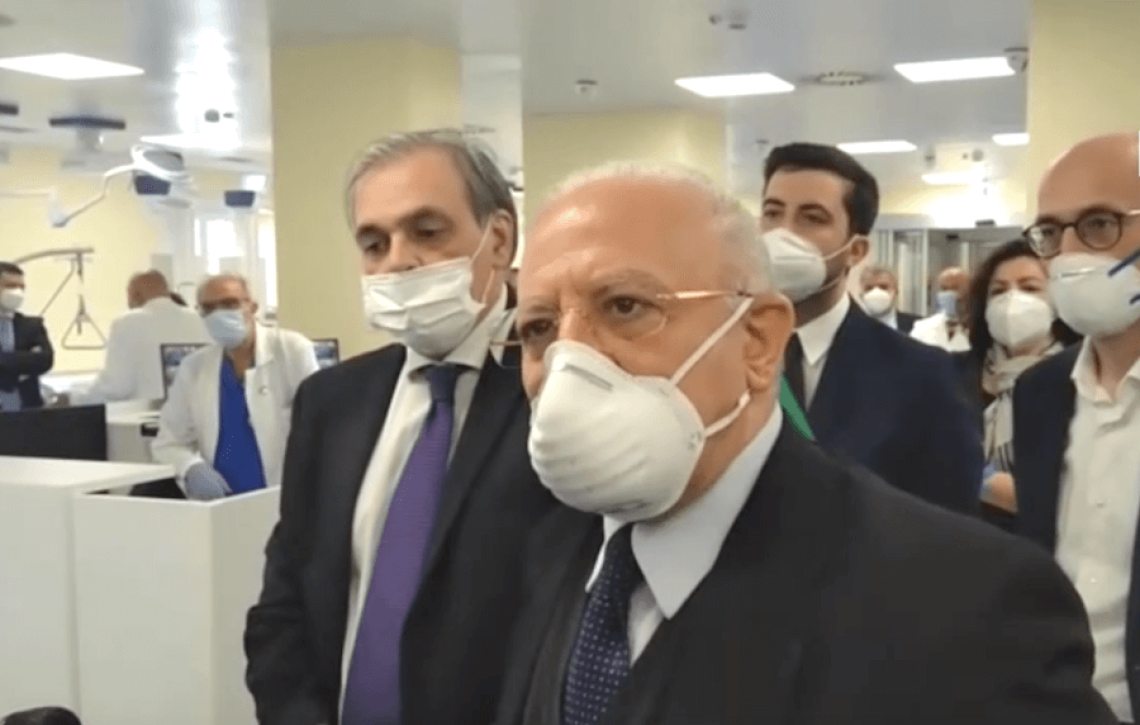 De Luca prepara nuova ordinanza: o rispetto regole o chiusura