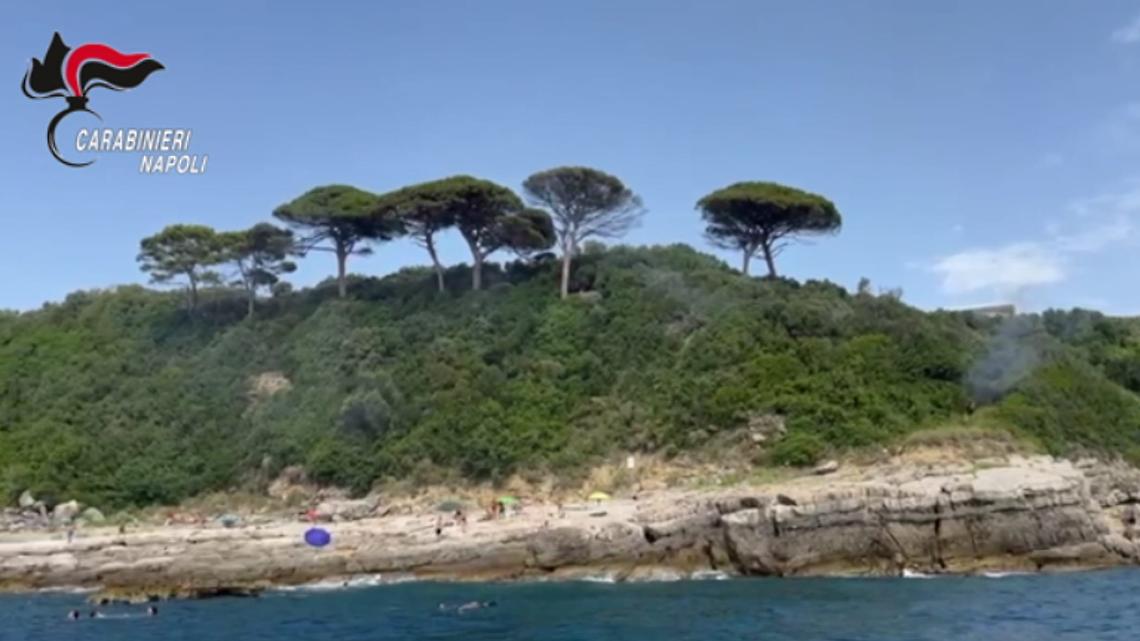 Pronto ad appiccare il fuoco, piromane nudista arrestato