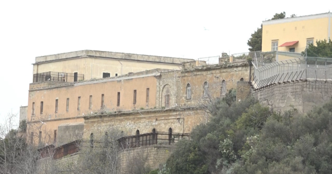 Fiamme nel carcere minorile, agenti intossicati