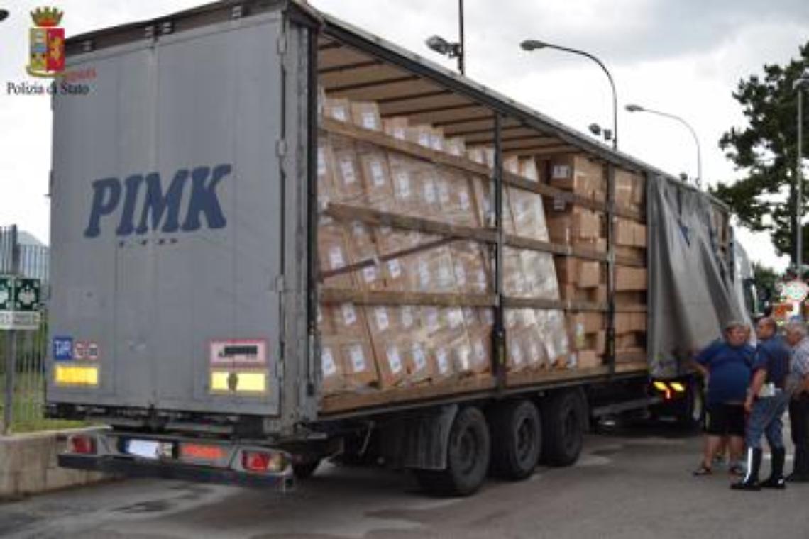 Clandestino viaggia sotto il tir per 400 km