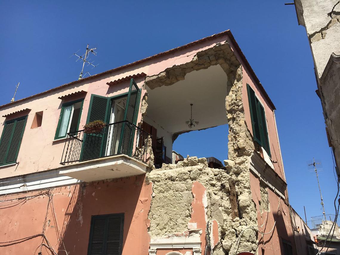 Casamicciola tra demolizioni, smantellamento e ricordi 