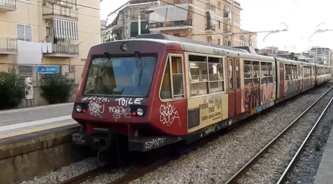 Investito e ucciso dal treno, sospeso servizio Circum