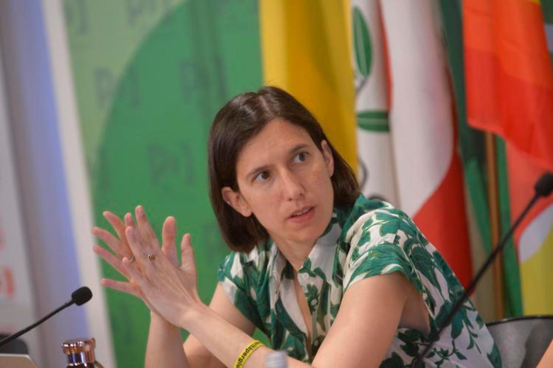 Migranti, Schlein: «Decreto governo Meloni costituisce reato di solidarietà»