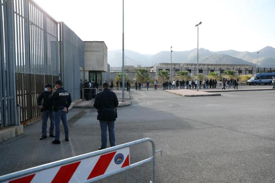Stupro di Palermo, il carcere chiede di trasferire i 6 indagati