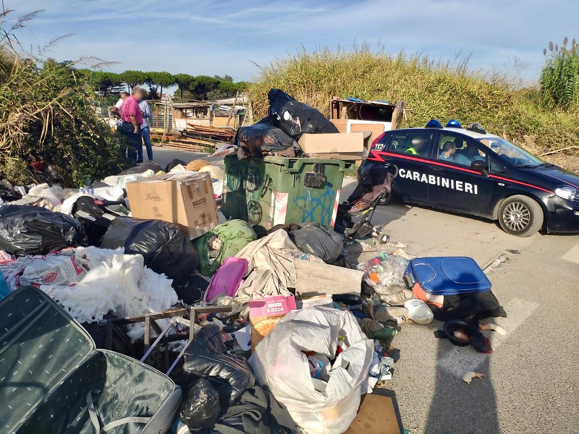 Rifiuti dal campo rom alla circumvallazione con un carrozzino